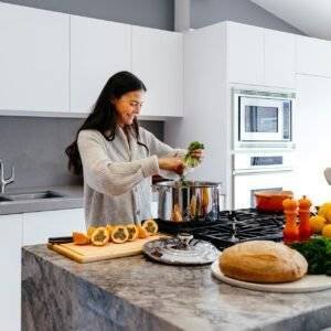 Healthy Eating: 8 Easy Nutrition Tips for Busy Professionals